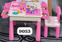 Ensemble table enfants plus des jouets avec 1e chaise